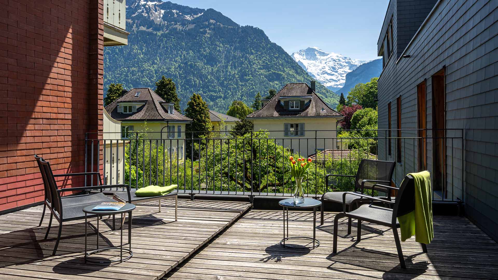 Terrasse der Backpackers Villa Sonnenhof mit Blick auf die Jungfrau