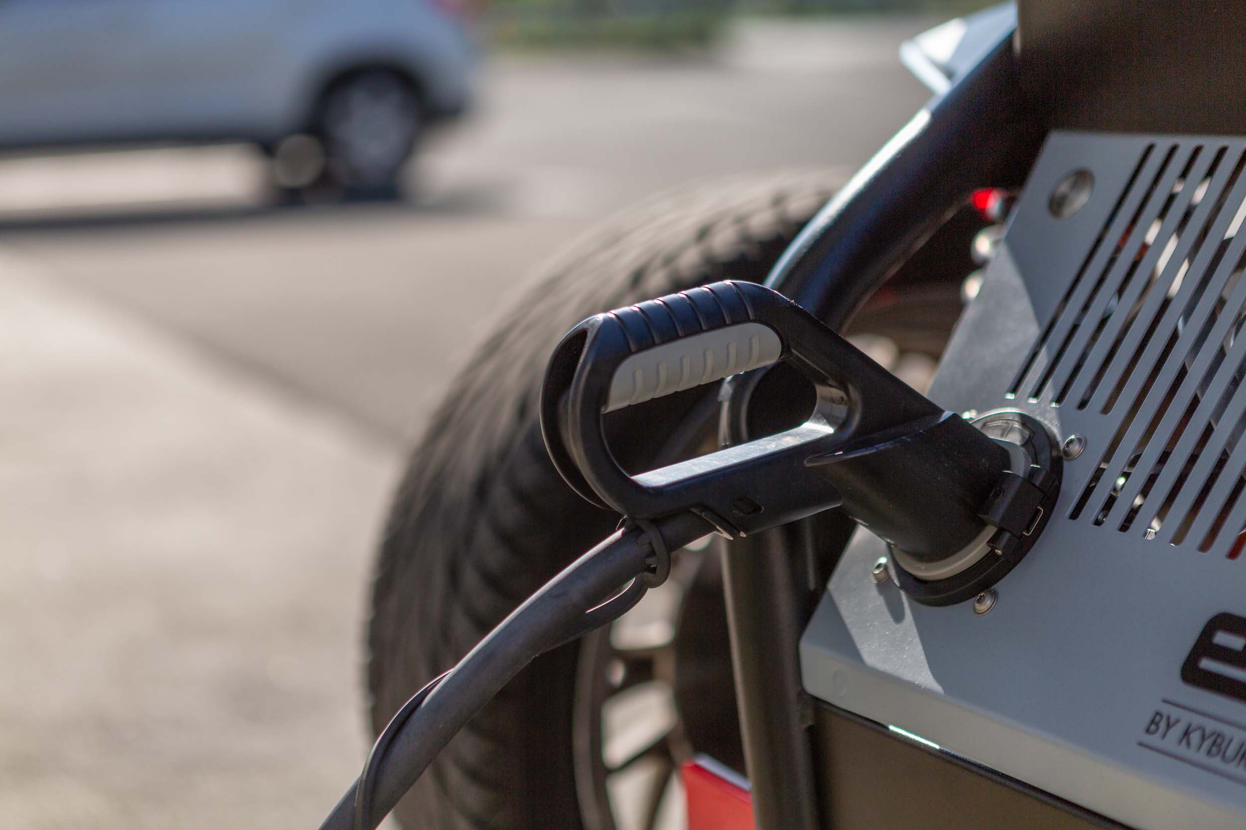 Charging the electric car in front of the Backpackers Villa Sonnenhof in Interlaken